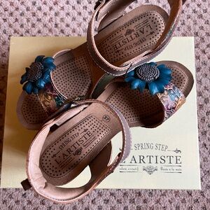Spring Step L’Artiste Annmarie Gray Floral Sandals with Blue Accents size 37